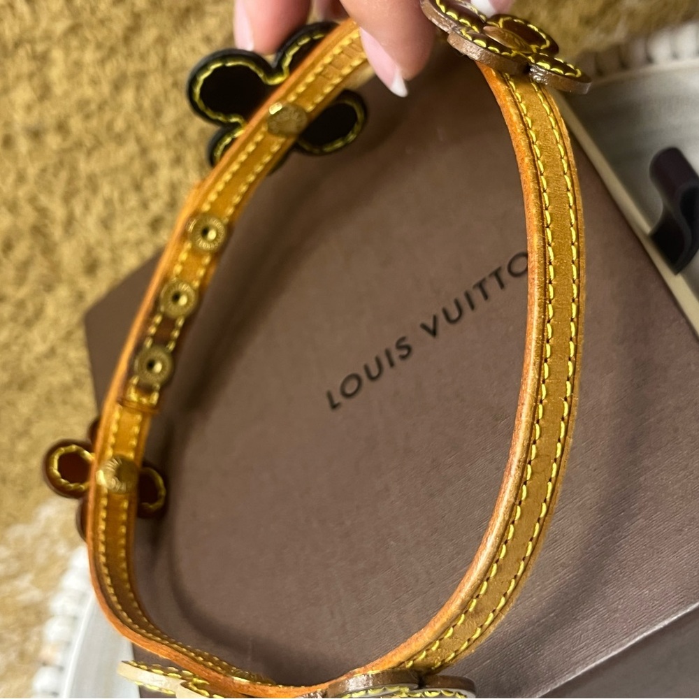 Louis Vuitton Patent Fleur Flower
Double Wrap Vachetta Bracelet - Picture 4 of 11